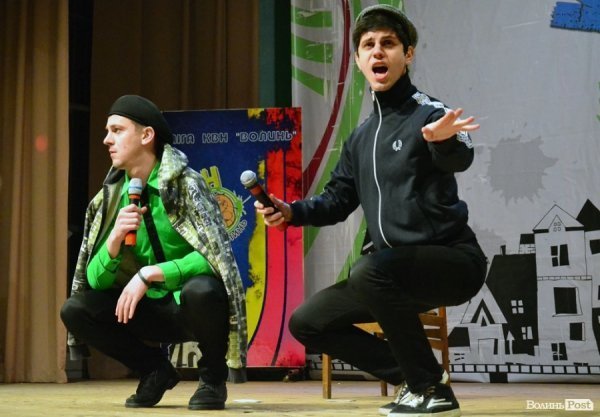 КВН у Луцьку: львівські хлопці перемогли запорізьких «гопників». ФОТО