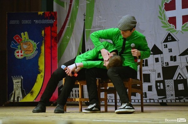 КВН у Луцьку: львівські хлопці перемогли запорізьких «гопників». ФОТО