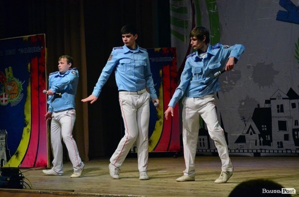 КВН у Луцьку: львівські хлопці перемогли запорізьких «гопників». ФОТО