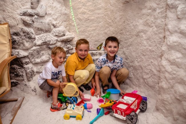 Соляна шахта працює у Луцьку більше 12 років - про це в інтерв'ю із спеціалістом галокамери, лікарем Тетяною Кучер*