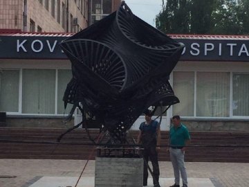 Вдячність за врятоване життя: пацієнт подарував лікарні на Волині скульптуру за півмільйона