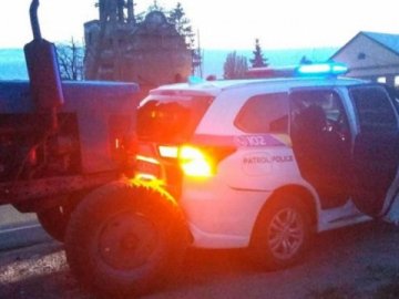Трактор протаранив поліцейську автівку: подробиці