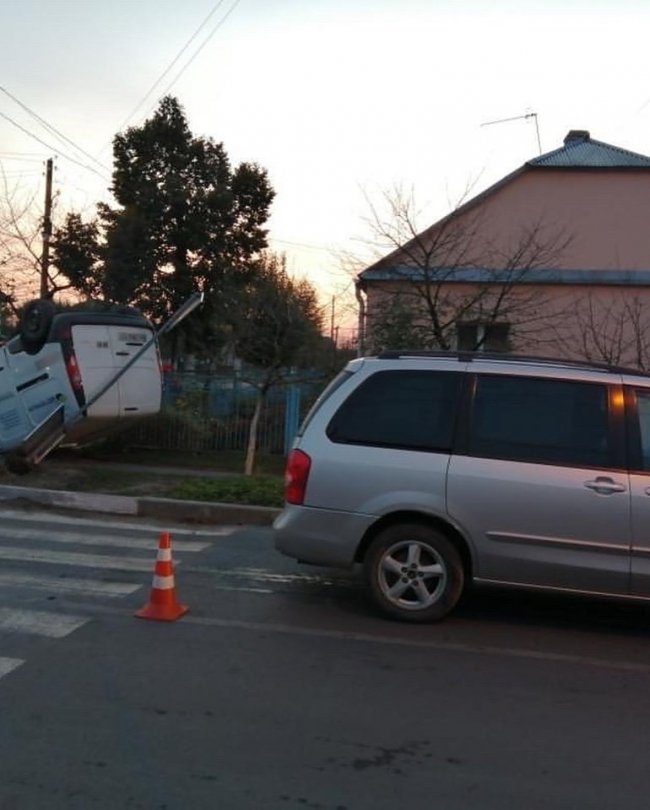 Мінівен перекинувся на дах: у місті на Волині – ДТП. ФОТО