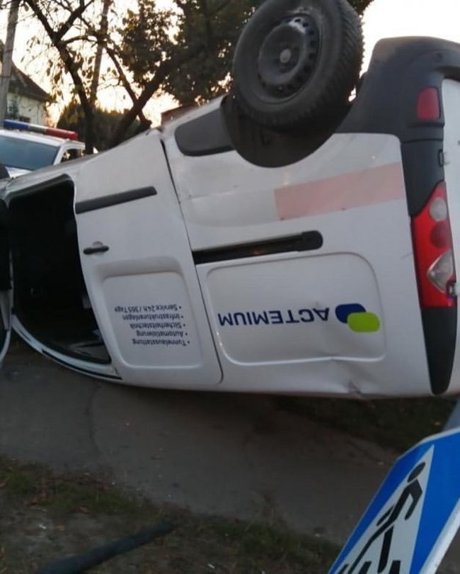 Мінівен перекинувся на дах: у місті на Волині – ДТП. ФОТО