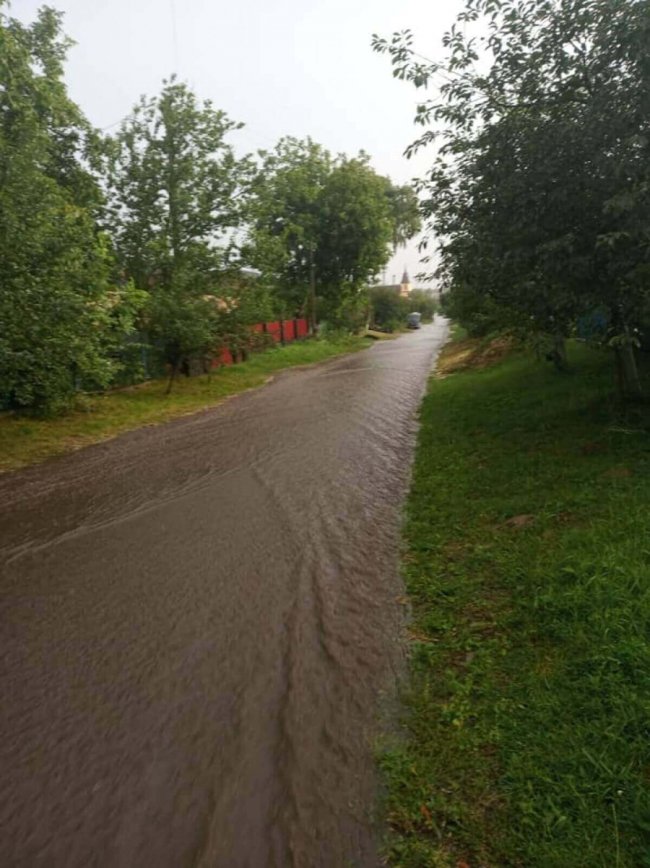 Після зливи вулиця у місті на Волині перетворилася на річку. ФОТО