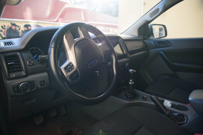 Луцька громада передала військовим автівки