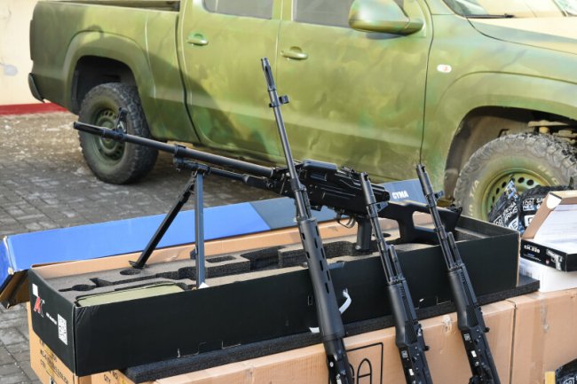 Луцька громада передала військовим автівки