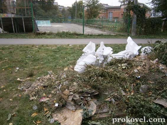 Ковельський майданчик, який перетворився на купу сміття, прибирали. ФОТО