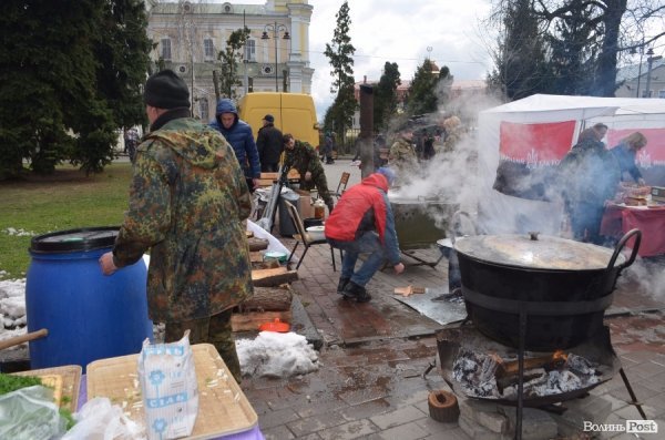 У Луцьку ярмаркували, щоб допомогти добровольцям в АТО.ФОТО
