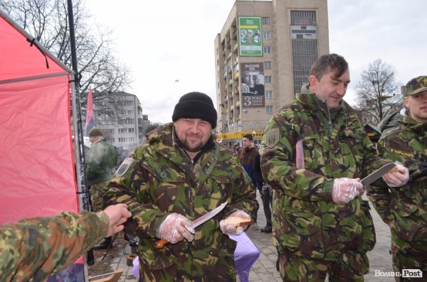 У Луцьку ярмаркували, щоб допомогти добровольцям в АТО.ФОТО