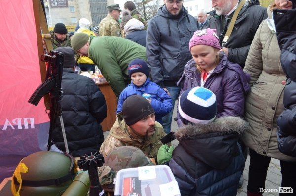 У Луцьку ярмаркували, щоб допомогти добровольцям в АТО.ФОТО