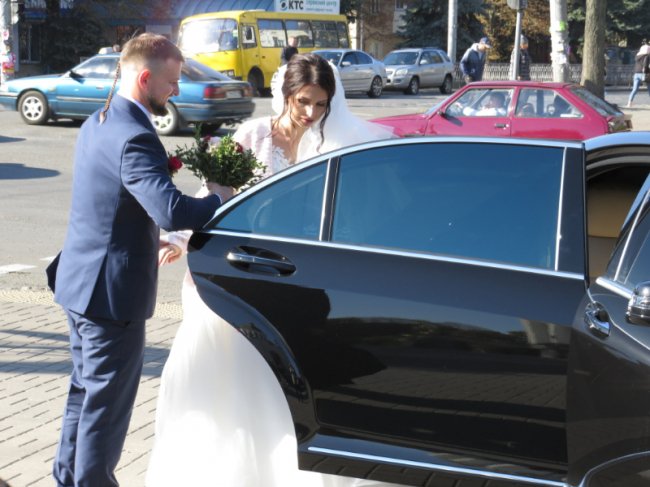 Показали чуттєві фото з вінчання одного з найбажаніших холостяків Волині