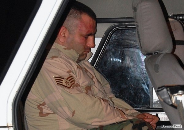 Ніж до горла: у Луцьку чоловік зі зброєю викрав таксі і влаштував аварію. ФОТО