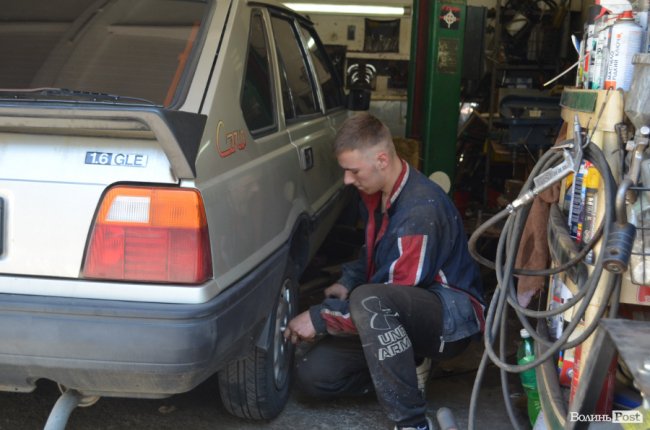 Майстерня у Луцьку безоплатно ремонтує автомобілі на фронт і адаптовує машини для воїнів з інвалідністю