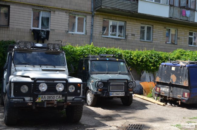 Майстерня у Луцьку безоплатно ремонтує автомобілі на фронт і адаптовує машини для воїнів з інвалідністю