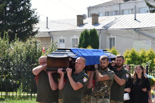 У Луцьку провели в останню дорогу загиблого Героя Миколу Орєховського. ФОТО