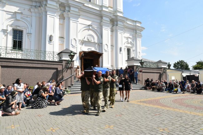 У Луцьку провели в останню дорогу загиблого Героя Миколу Орєховського. ФОТО