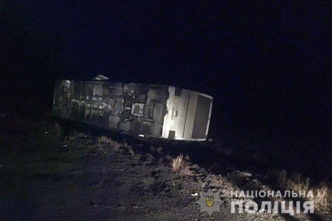 Рейсовий автобус з пасажирами перекинувся поблизу Авдіївки: є постраждалі. ФОТО