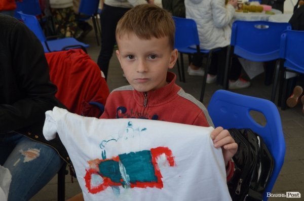 У центрі Луцька розмальовували футболки.ФОТО