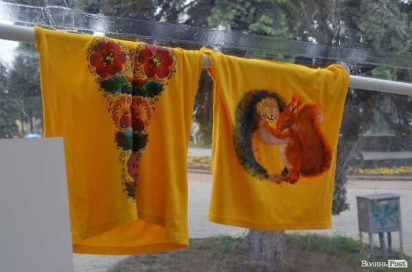 У центрі Луцька розмальовували футболки.ФОТО