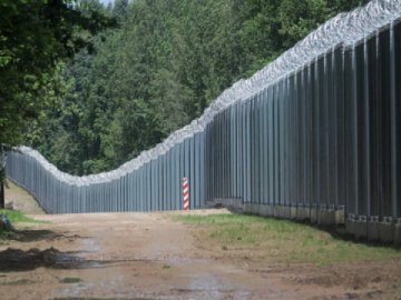 Польща відправляє на кордон з Білоруссю 500 поліцейських