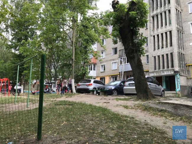 На Волині у задимленій квартирі не відчиняли двері: рятувальники діставалися через балкон