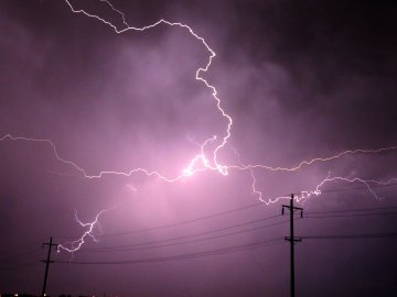 Українців попереджають про град, шквали та грози