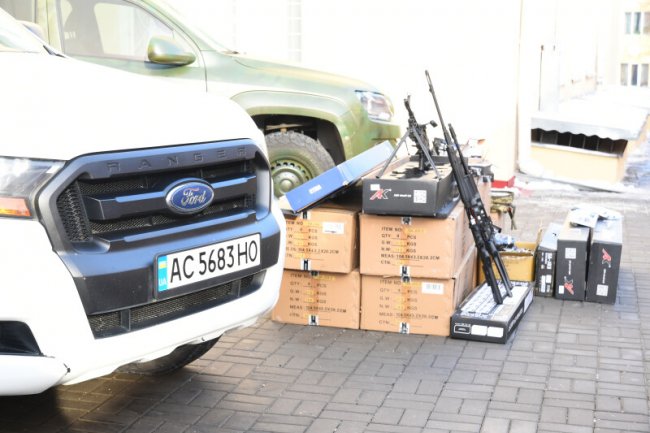 Луцька громада передала військовим автівки