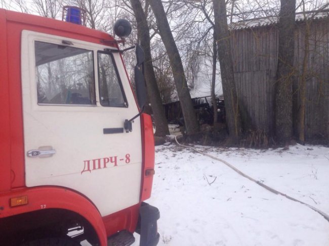 Декілька пожежних команд годину гасили хлів