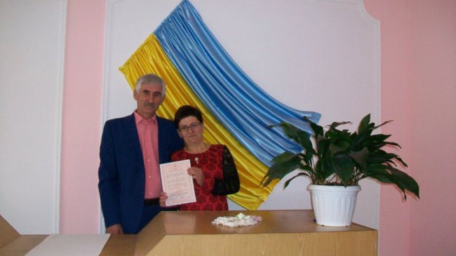 Кохання тривалістю у 30 років: на Волині пару привітали з перлиновим весіллям. ФОТО