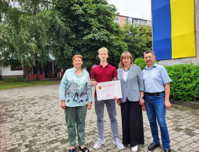 Випускник з Волині, який набрав 600 балів на НМТ, отримав премію від рідного міста. ФОТО