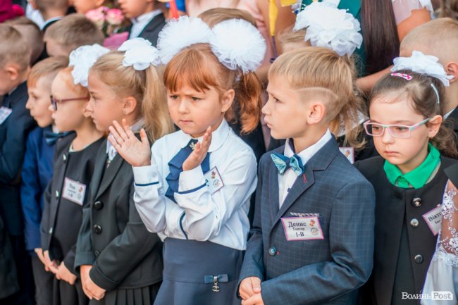 Квіти, вітання та усміхнені першачки: у луцькій школі №9 пролунав перший дзвоник. ФОТО