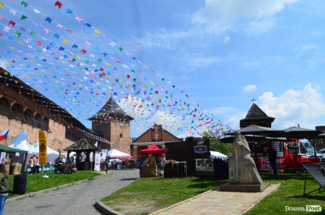 У замку Любарта стартував Lutsk Food Fest: що і за скільки пропонують скуштувати. ФОТО