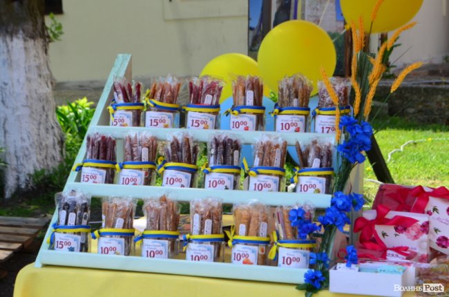 У замку Любарта стартував Lutsk Food Fest: що і за скільки пропонують скуштувати. ФОТО