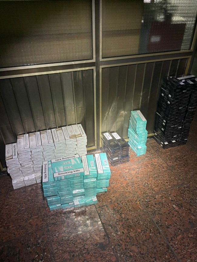 Волинські митники виявили контрабандні цигарки у потягу, які заховали під матрацами  