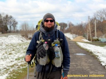 Швейцарський мандрівник, який прямує до Індії, завітав на Волинь. ФОТО. ВІДЕО