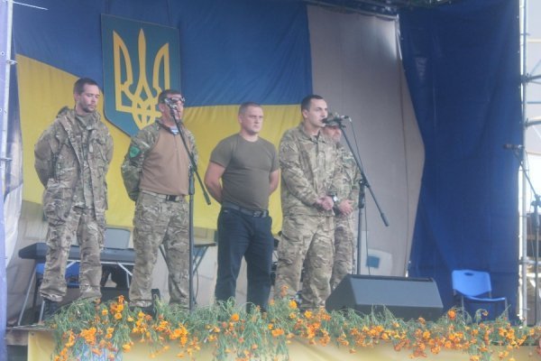 «Жіноча сотня» в Луцьку зібрала одяг для українських солдат. ФОТО