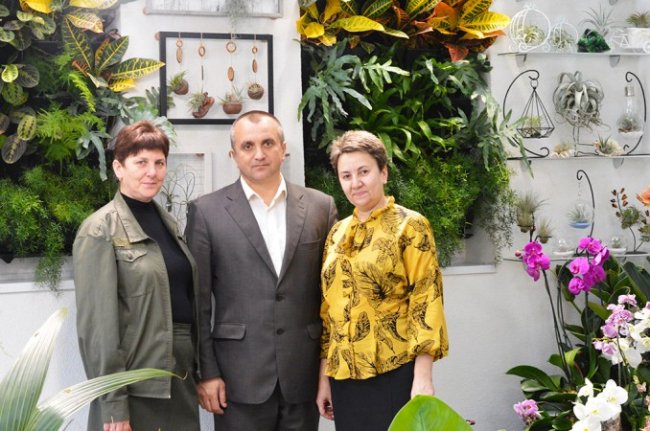 Бананове дерево, екзотичні пальми, фікуси, маракуї: у волинській школі учні створили зимовий сад. ФОТО