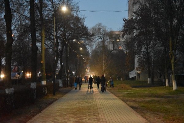 Луцьк: показали, як ремонтують двори і тротуари