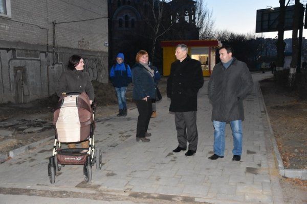 Луцьк: показали, як ремонтують двори і тротуари