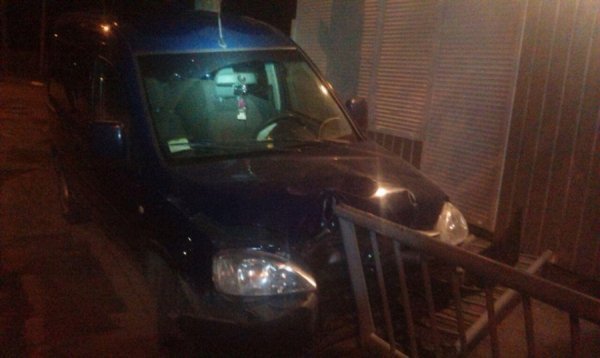 У Луцьку п'яний водій зніс паркан. ФОТО