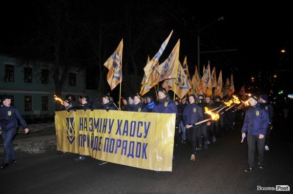 Фаєри, смолоскипи, гасла: Луцьком пройшла хода. ФОТО