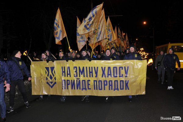 Фаєри, смолоскипи, гасла: Луцьком пройшла хода. ФОТО