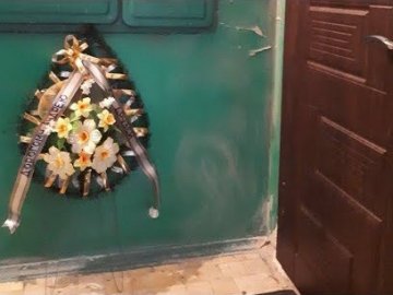 Волинянину невідомі підклали під двері траурний вінок в коробці з-під піци
