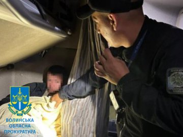 Далекобійника, який за 5 тисяч доларів намагався вивезти ухилянта за кордон, взяли під варту. ФОТО