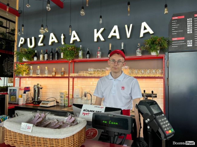 Інструктор з обслуговування Сергій цього дня працює на барі