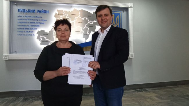 Автомобілі, комп'ютери, меблі: Луцька райрада допомагає громадам та поліції