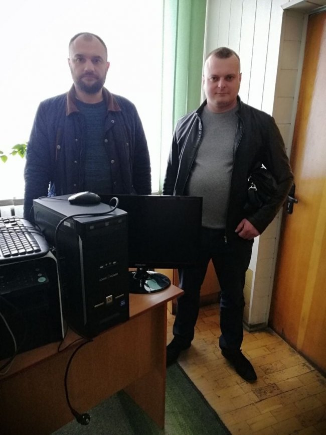 Автомобілі, комп'ютери, меблі: Луцька райрада допомагає громадам та поліції