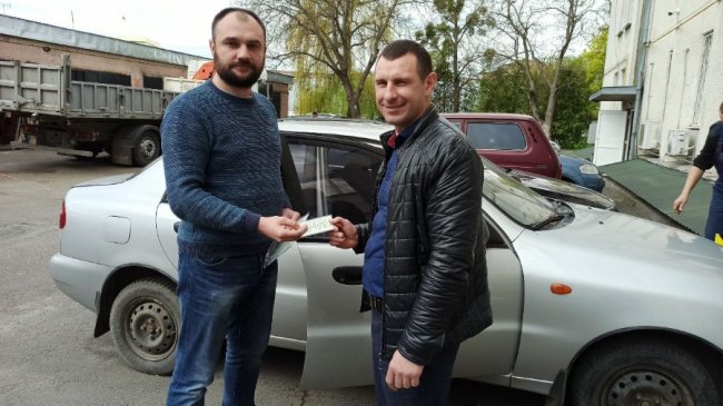 Автомобілі, комп'ютери, меблі: Луцька райрада допомагає громадам та поліції