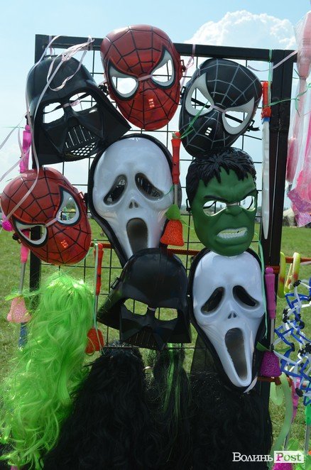 Від і до: які і за скільки сувеніри везуть з «Бандерштату». ФОТО